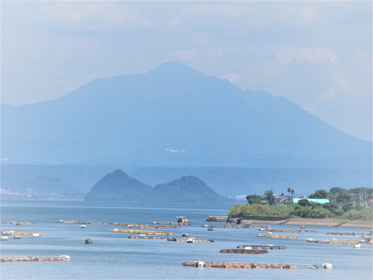 錦江湾から望む霧島
